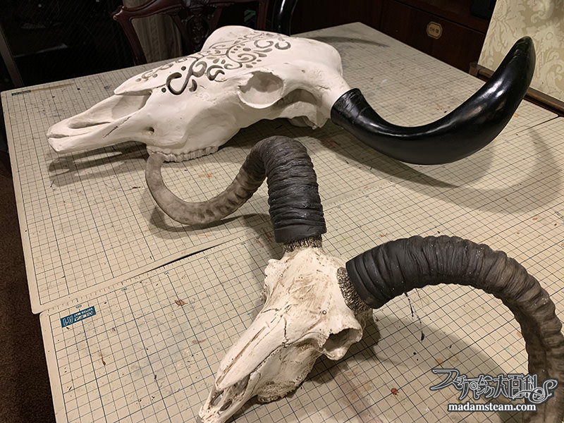 牛の頭蓋骨ランプとカシミアヤギの頭蓋骨オブジェ